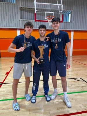 José María Beltrán, Juan García y Hugo Muñoz con el trofeo y medallas de Bronce.